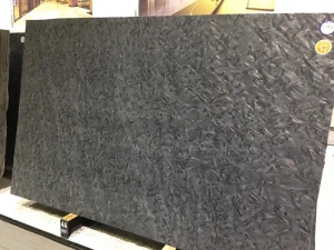 las losas grandes de mármol de la matriz negra pulida