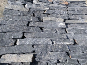 materiales de pared de piedra de chapa suelta irregular piedra negra